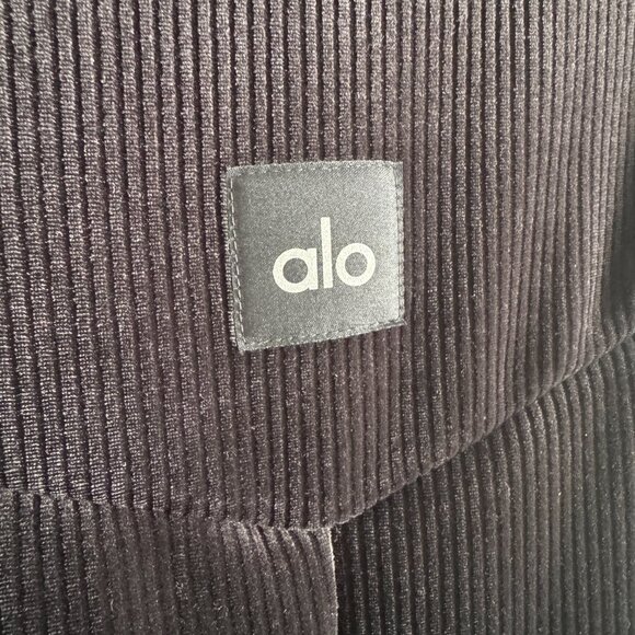 Alo Yoga Ribbed Velour Mountain Side Puffer Vest NWT, SOLD OUT, Size S - Picture 9 of 16